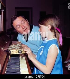 Agosto 11, 2006 - Mike Douglas con sua figlia . TOM CAFFREY-(Immagine di credito: © Globo foto/ZUMAPRESS.com) Foto Stock