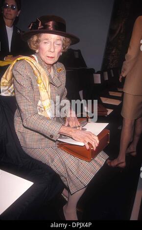 Luglio 26, 2006 - BROOKE ASTOR 04-02-1998.K11897AR.OSCAR DE LA RENTA AUTUNNO 1998 collezione. ANDREA RENAULT-(Immagine di credito: © Globo foto/ZUMAPRESS.com) Foto Stock