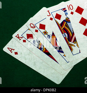 Mani di Poker - Royal Flush 3. Vista ingrandita di cinque carte da gioco formando il poker royal flush mano. Foto Stock