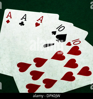 Mani di Poker - Full House 2. Vista ingrandita di cinque carte da gioco formando il poker full house mano Foto Stock