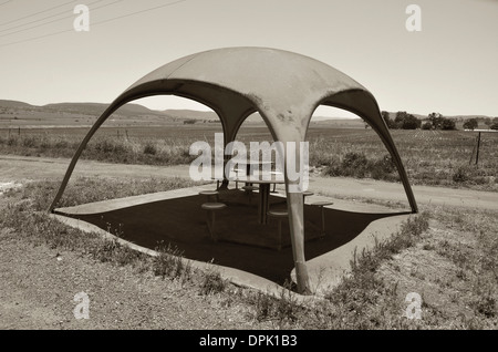 Bizzarro rifugio picnic in stile modernista in warwick, Queensland, Australia, in seppia Foto Stock