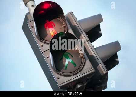 Rosso segnale di arresto di strada urbana semaforo pedonale Foto Stock