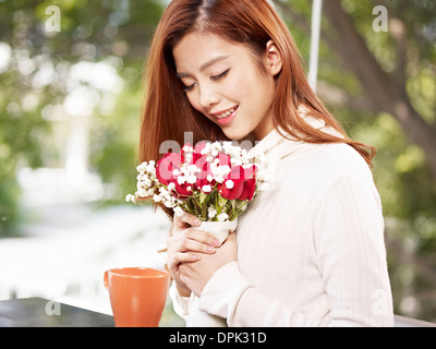 Ragazza giovane con fiori Foto Stock