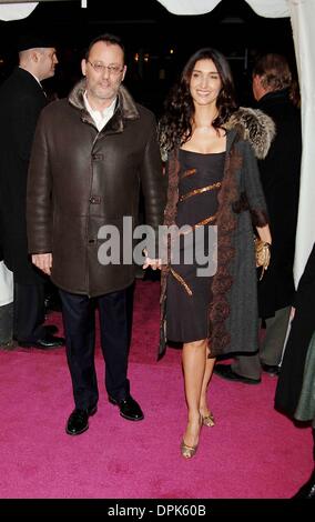 Febbraio 7, 2006 - New York NEW YORK - La pantera rosa anteprime S AL ZIEGFELD Theatre di New York New York nel febbraio 6,2006.. ANDREA RENAULT JEAN RENO .K46649AR.(Immagine di credito: © Globo foto/ZUMAPRESS.com) Foto Stock