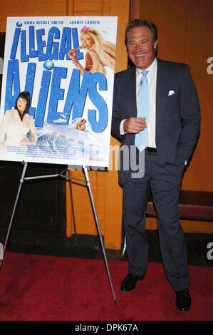 Mar 2, 2006 - New York NEW YORK - stranieri clandestini mostra un 15 minuti di rimorchio per promuoverlo a Tribeca cinema il 1 marzo 2006 in New York City...John James. ANDREA RENAULT- K47024AR(Immagine di credito: © Globo foto/ZUMAPRESS.com) Foto Stock