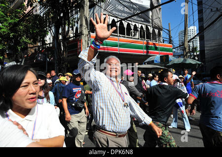 Bangkok, Tailandia. 15 gennaio, 2014. Thailandia del governo anti-leader di protesta Suthep Thaugsuban (C) onde ai sostenitori di Bangkok, Thailandia, Gennaio 15, 2014. Suthep Thaugsuban minacciato da Martedì a catturare il custode del Primo Ministro Yingluck Shinawatra e armadietto a chiave ministri e anche di prendere in custodia se essi non dimettersi. Credito: Rachen Sageamsak/Xinhua/Alamy Live News Foto Stock