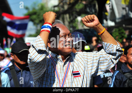 Bangkok, Tailandia. 15 gennaio, 2014. Thailandia del governo anti-leader di protesta Suthep Thaugsuban gesti durante un rally a Bangkok, Thailandia, Gennaio 15, 2014. Suthep Thaugsuban minacciato da Martedì a catturare il custode del Primo Ministro Yingluck Shinawatra e armadietto a chiave ministri e anche di prendere in custodia se essi non dimettersi. Credito: Rachen Sageamsak/Xinhua/Alamy Live News Foto Stock