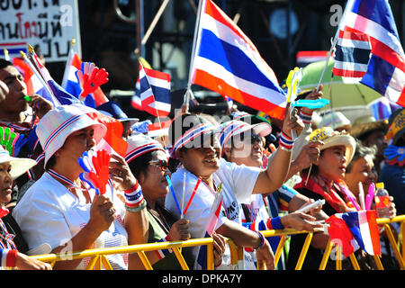 Bangkok, Tailandia. 15 gennaio, 2014. Thailandia del governo anti-manifestanti frequentare un rally a Bangkok, Thailandia, Gennaio 15, 2014. Thailandia del governo anti-leader di protesta Suthep Thaugsuban minacciato da Martedì a catturare il custode del Primo Ministro Yingluck Shinawatra e armadietto a chiave ministri e anche di prendere in custodia se essi non dimettersi. Credito: Rachen Sageamsak/Xinhua/Alamy Live News Foto Stock