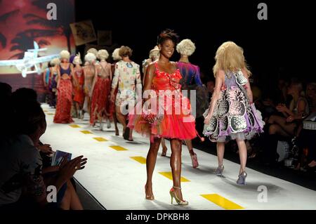 Sett. 13, 2006 - New York New York, Stati Uniti d'America - K49741AR.OLYMPUS FASHION WEEK 2007 COLLEZIONE PRIMAVERA DI HEATHERETT ( pista )..New York New York .09-12-2006. ANDREA RENAULT - 2006.KELIS(Immagine di credito: © Globo foto/ZUMAPRESS.com) Foto Stock