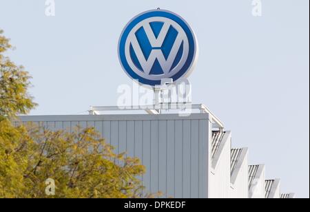 Dispensa - un handout picture messi a disposizione da Volkswagen mostra il logo VW presso lo stabilimento della Volkswagen di Puebla, in Messico, 14 gennaio 2014. In questo giorno la Volkswagen de México celebra il cinquantesimo anniversario. Foto Stock