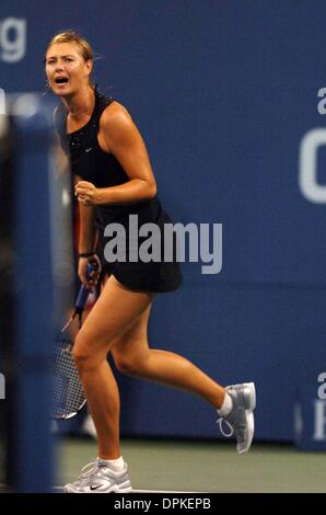 Sett. 10, 2006 - New York New York, Stati Uniti d'America - K49638AR.Maria Sharapova vince US Open finale donne contro Justine Henin-Hardenne il 9 settembre 2006. ANDREA RENAULT- 2006.(Immagine di credito: © Globo foto/ZUMAPRESS.com) Foto Stock