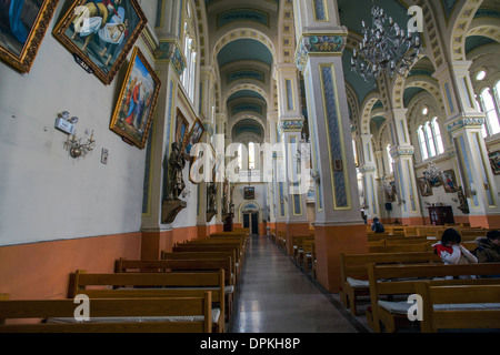 I discepoli sono in preghiera nella Cattedrale di San Giuseppe,Tianjin Foto Stock