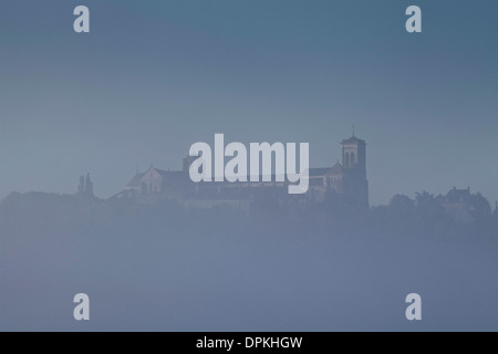 Una nebbiosa e la nebbia di mattina ladden a Vezelay nel Yonne area di Borgogna. Foto Stock