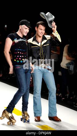 Sett. 13, 2006 - New York New York, Stati Uniti d'America - K49741AR.OLYMPUS FASHION WEEK 2007 COLLEZIONE PRIMAVERA DI HEATHERETT ( pista )..New York New York .09-12-2006. ANDREA RENAULT - 2006.(Immagine di credito: © Globo foto/ZUMAPRESS.com) Foto Stock