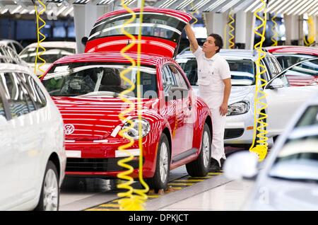 Dispensa - un handout picture messi a disposizione da Volkswagen mostra dipendente della casa automobilistica tedesca Volkswagen (VW), Paulo Castillo Sandoval, conducendo il controllo finale di un Maggiolino presso lo stabilimento della Volkswagen di Puebla, in Messico, 14 gennaio 2014. Foto: Friso Gentsch / Volkswagen / dpa Foto Stock