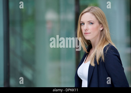 Ritratto di una giovane donna bionda Foto Stock