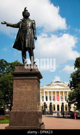 Un monumento a Alexander Pushkin sulla Piazza delle Arti, con il Palazzo Mikhailovsky in background, San Pietroburgo, Russia Foto Stock