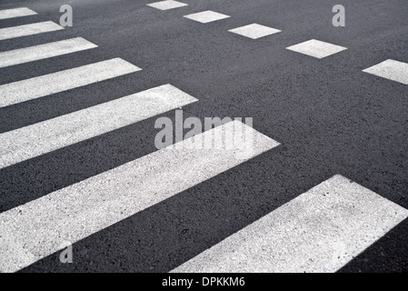 Attraversamento pedonale, traffico di zebra di cammino sulla strada asfaltata Foto Stock