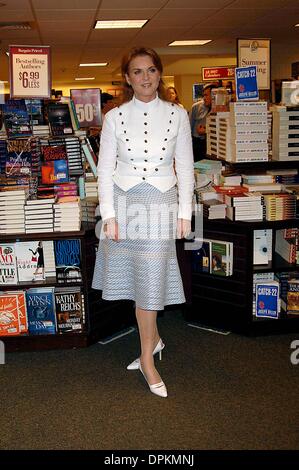 Giugno 27, 2006 - K48453AR.Sarah Ferguson la duchessa di York segni il suo libro per bambini ''LITTLE RED'S SUMMER ADVENTURE'' per Barnes and Noble IN NEW YORK CITY 06-27-2006. ANDREA RENAULT- 2006.Sarah Ferguson(Immagine di credito: © Globo foto/ZUMAPRESS.com) Foto Stock