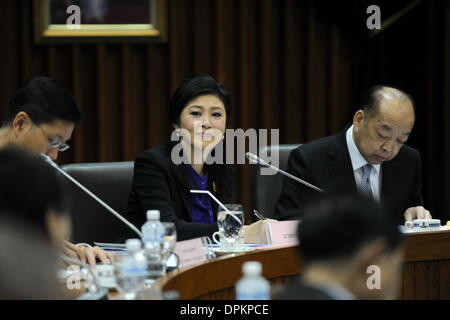 Bangkok, Tailandia. 15 gennaio, 2014. Custode tailandese il Primo Ministro Yingluck Shinawatra (C) partecipa a una riunione per discutere se rimandare le elezioni a Bangkok, Thailandia, Gennaio 15, 2014. Custode tailandese il Primo Ministro Yingluck Shinawatra ha detto Mercoledì il paese del 2 febbraio elezione generale procederà come previsto. Credito: Gao Jianjun/Xinhua/Alamy Live News Foto Stock