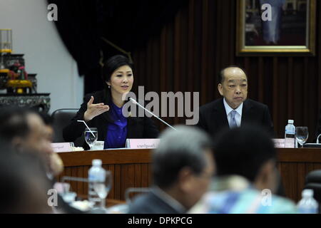 Bangkok, Tailandia. 15 gennaio, 2014. Custode tailandese il Primo Ministro Yingluck Shinawatra (L) partecipa a una riunione per discutere se rimandare le elezioni a Bangkok, Thailandia, Gennaio 15, 2014. Custode tailandese il Primo Ministro Yingluck Shinawatra ha detto Mercoledì il paese del 2 febbraio elezione generale procederà come previsto. Credito: Gao Jianjun/Xinhua/Alamy Live News Foto Stock