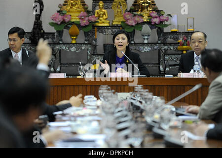 Bangkok, Tailandia. 15 gennaio, 2014. Custode tailandese il Primo Ministro Yingluck Shinawatra (C) partecipa a una riunione per discutere se rimandare le elezioni a Bangkok, Thailandia, Gennaio 15, 2014. Custode tailandese il Primo Ministro Yingluck Shinawatra ha detto Mercoledì il paese del 2 febbraio elezione generale procederà come previsto. Credito: Gao Jianjun/Xinhua/Alamy Live News Foto Stock