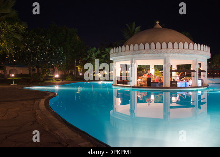 Swim up bar e piscina presso la Southern Palms Resort, Diani, Kenya Foto Stock