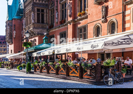 Ristorante esterno bar sotto il municipio neogotico o Ratusz a Wroclaw la piazza del mercato. Foto Stock