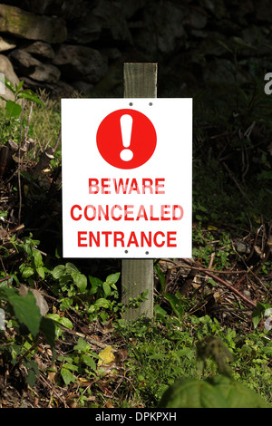 Un segno di avvertimento agli utenti della strada a diffidare di un ingresso a scomparsa, England, Regno Unito Foto Stock