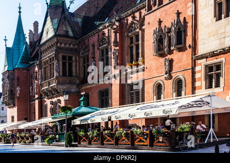 Ristorante esterno bar sotto il municipio neogotico o Ratusz a Wroclaw la piazza del mercato. Foto Stock