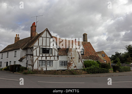 Tudor legno-incorniciato casa con problemi strutturali Foto Stock