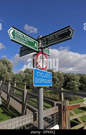 Segno per sentieri pubblici e bridleways lungo Ouse Valley Way Foto Stock