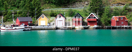 Case da Riva del fiordo Sognefjorden, Sogn og Fjordane regione della Norvegia, Scandinavia, Europa. Foto Stock