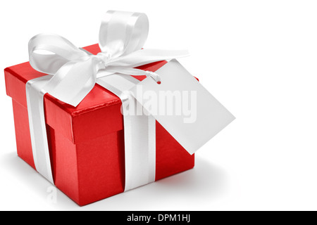 Confezione regalo rossa con fiocco bianco e tag Foto Stock