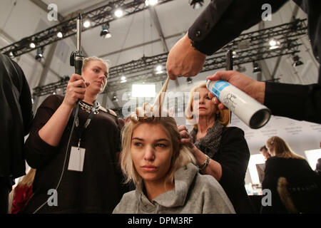 Berlino, Germania. 15 gennaio, 2014. Un modello diventa se stessa preparato backstage durante l'Autunno/Inverno 2014 Mostra della Casa di Stoccarda con la settimana della moda a Berlino, Germania, gennaio 15, 2014. Credito: Zhang ventola/Xinhua/Alamy Live News Foto Stock