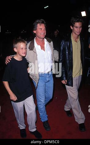 Mar 24, 2006 - K13775FB.SOLDATO PREMIERE LA CA.10-21-1998. BARRETT FITZORY- 1998.Kurt Russell.OLIVER HUDSON .WYATT RUSSELL(Immagine di credito: © Globo foto/ZUMAPRESS.com) Foto Stock