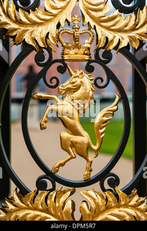 Dettaglio del Golden Gate a Kensington Palace di Londra che mostra un unicorno e corona regale. Foto Stock