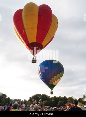 I palloni ad aria calda a Strathaven Balloon Festival in Lanarkshire, Scozia, che avviene ogni mese di agosto Foto Stock