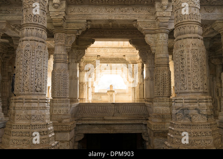 Antico tempio Ranakpur del giainismo noto per il suo marmo scolpito pilastri architettura, design, Rajasthan in India . Foto Stock