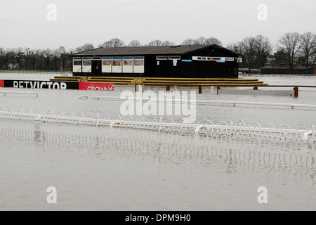 No racing oggi a Worcester racecourse come il fiume Severn burst è banche ancora una volta. Foto Stock