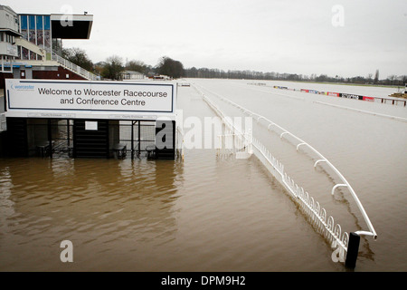 No racing oggi a Worcester racecourse come il fiume Severn burst è banche ancora una volta. Foto Stock