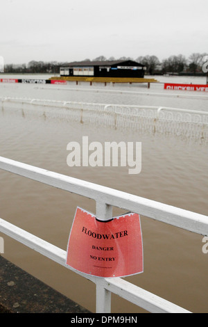 No racing oggi a Worcester racecourse come il fiume Severn burst è banche ancora una volta. Foto Stock