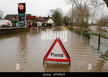 Upton su Severn è prevalentemente asciutto questa mattina come il multi milione libbre difese messe in dopo il 2007 di trattenere l'acqua Foto Stock