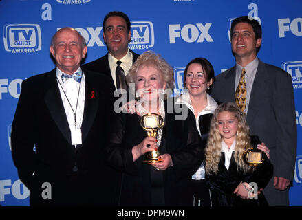 Dic. 13, 2006 - PETERBOYLERETRO.K21175FB.2001 TV GUIDE AWARDS A Shrine Auditorium di LOS ANGELES 02-24-2001.Tutti amano Raymond CAST.Peter BOYLE, BRAD GARRETT, Doris Roberts, PATRICIA HEATON, RAY ROMANO, MADYLIN addolcire. FITZROY BARRETT- foto(Immagine di credito: © Globo foto/ZUMAPRESS.com) Foto Stock