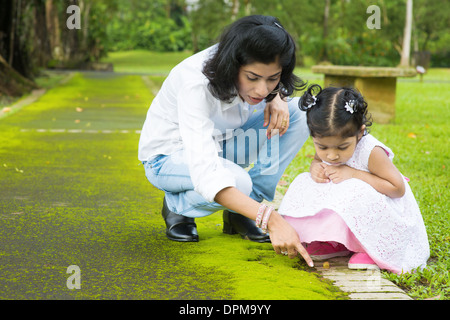 Famiglia indiana outdoor activity. Ritratti di madre e figlia di esplorare la natura, all'esterno dell'istruzione. Foto Stock