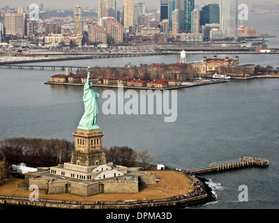 La Statua della Libertà è una colossale scultura neoclassica a Liberty Island nel centro del porto di New York, a Manhattan, New York City. Foto Stock
