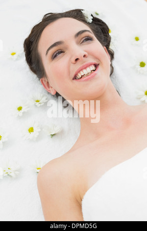 Bella giovane donna con fiori in un salone di bellezza Foto Stock