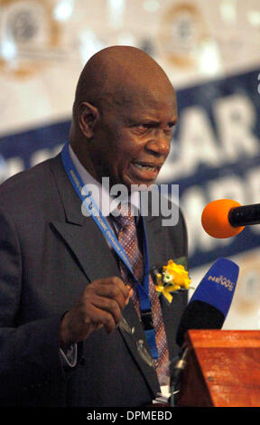 Harare, Zimbabwe . 15 gennaio, 2014. Lo Zimbabwe è il ministro delle Finanze Patrick Chinamasa parla a un economisti' simposio a Harare, Zimbabwe, Gennaio 15, 2014. Patrick Chinamasa Mercoledì ha esortato il paese del settore commerciale a venire con creativi e innovativi modi di aggirare le sanzioni occidentali di soffocare l'economia. Lo Zimbabwe è stato negli Stati Uniti. Credito: Xinhua/Alamy Live News Foto Stock