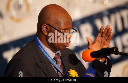 Harare, Zimbabwe . 15 gennaio, 2014. Lo Zimbabwe è il ministro delle Finanze Patrick Chinamasa parla a un economisti' simposio a Harare, Zimbabwe, Gennaio 15, 2014. Patrick Chinamasa Mercoledì ha esortato il paese del settore commerciale a venire con creativi e innovativi modi di aggirare le sanzioni occidentali di soffocare l'economia. Lo Zimbabwe è stato negli Stati Uniti. Credito: Xinhua/Alamy Live News Foto Stock