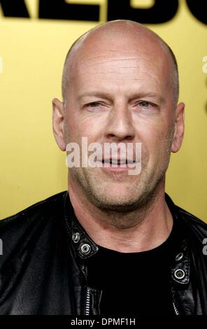 Dic. 14, 2006 - cinese Graumans, Hollywood, LOS ANGELES, Stati Uniti d'America - Bruce Willis.attore.K51081.Premiere mondiale di Rocky Balboa A GRAUMANS Chinese Theatre Hollywood , CA 12-13-2006.(Immagine di credito: © Globo foto/ZUMAPRESS.com) Foto Stock